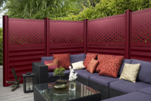 Brise-vue aluminium rouge avec panneau ajouré décoratif installé sur terrasse moderne