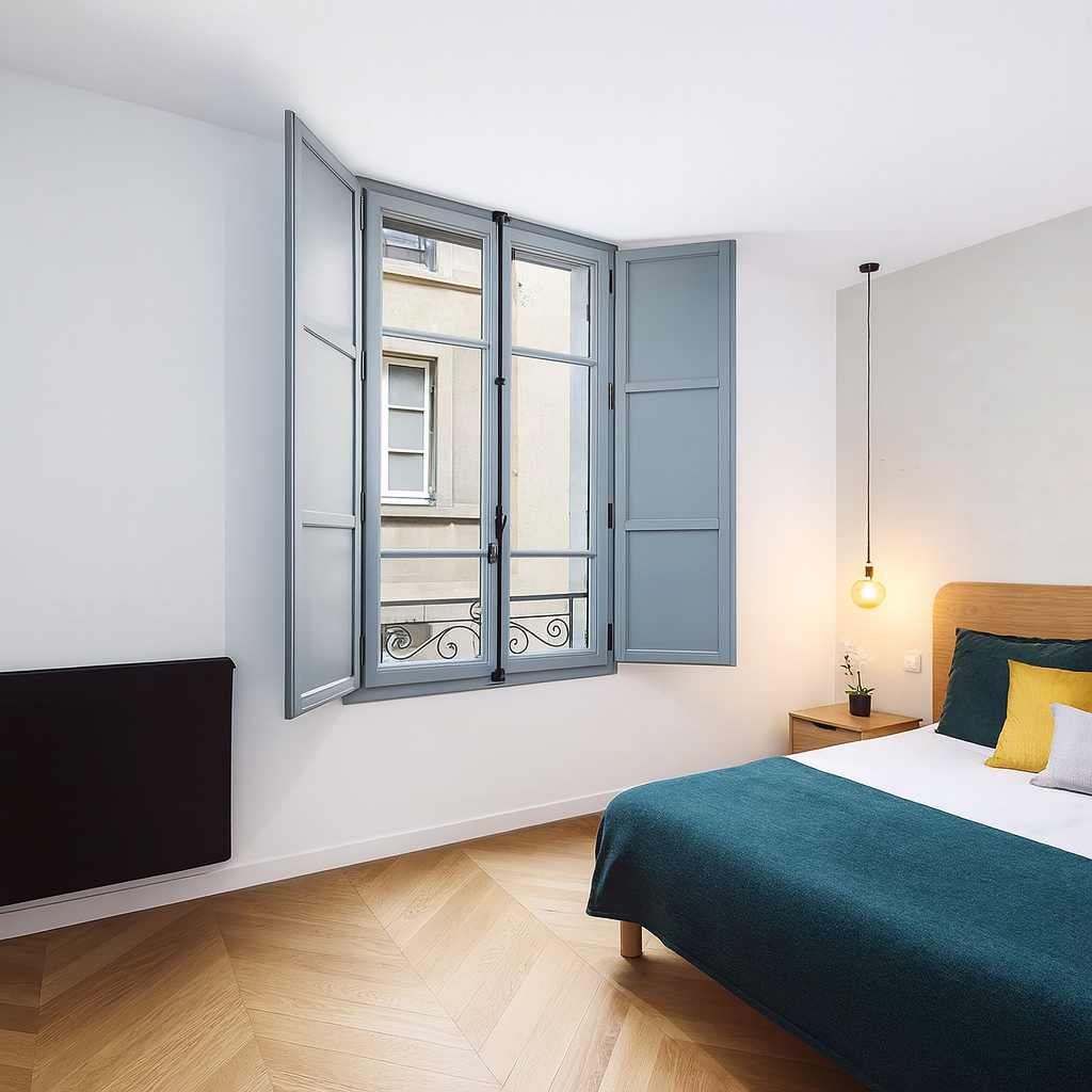 Fenêtre bois sur mesure à ouverture à la française dans une chambre rénovée avec parquet en point de Hongrie