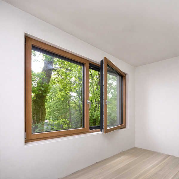 Fenêtre mixte bois aluminium ouvrant à la française avec finition bois intérieur et mur beige moderne