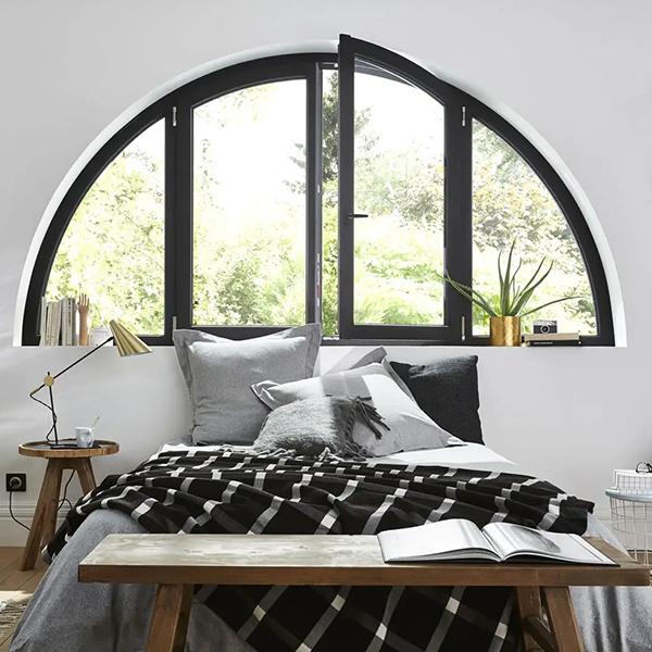 Fenêtre PVC aluminium cintrée en arche installée dans une chambre moderne en Île-de-France