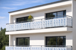 Garde-corps aluminium décoratif motif roseaux installé sur balcons d’une maison moderne à deux étages
