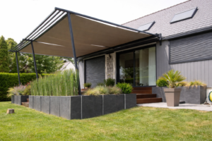 Pergola à toile enroulable installée sur terrasse moderne avec structure aluminium anthracite