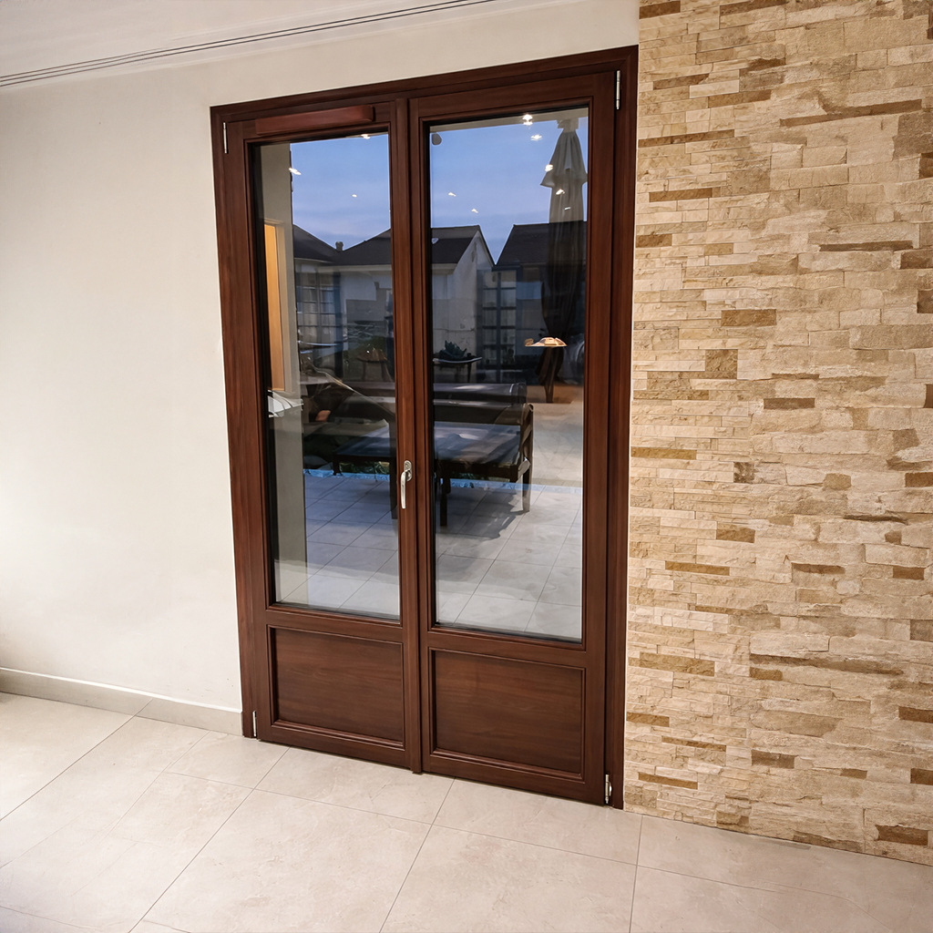 Porte-fenêtre bois brun double vantaux avec vitrage isolant installée en Île-de-France