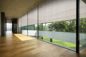 Store ProScreen® intérieur installé sur grandes baies vitrées dans un bureau moderne