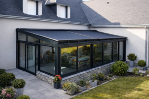 Store de toiture anthracite installé sur véranda aluminium pour protection solaire